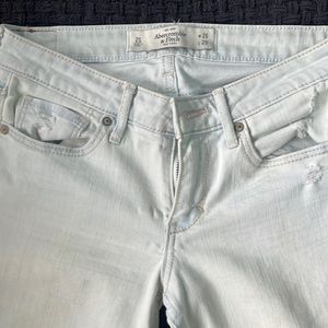 ABERCROMBIE &FITCH. Light blue washed skinny jeans w 2S